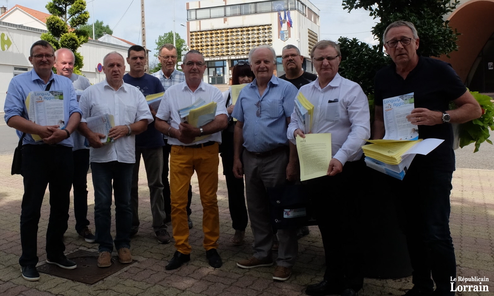 symboliquement-les-elus-ont-commence-a-distribuer-une-plaquette-informative-sur-le-role-de-la-communaute-d-agglomeration-de-longwy-a-lexy-photo-rl-1500392269.jpg