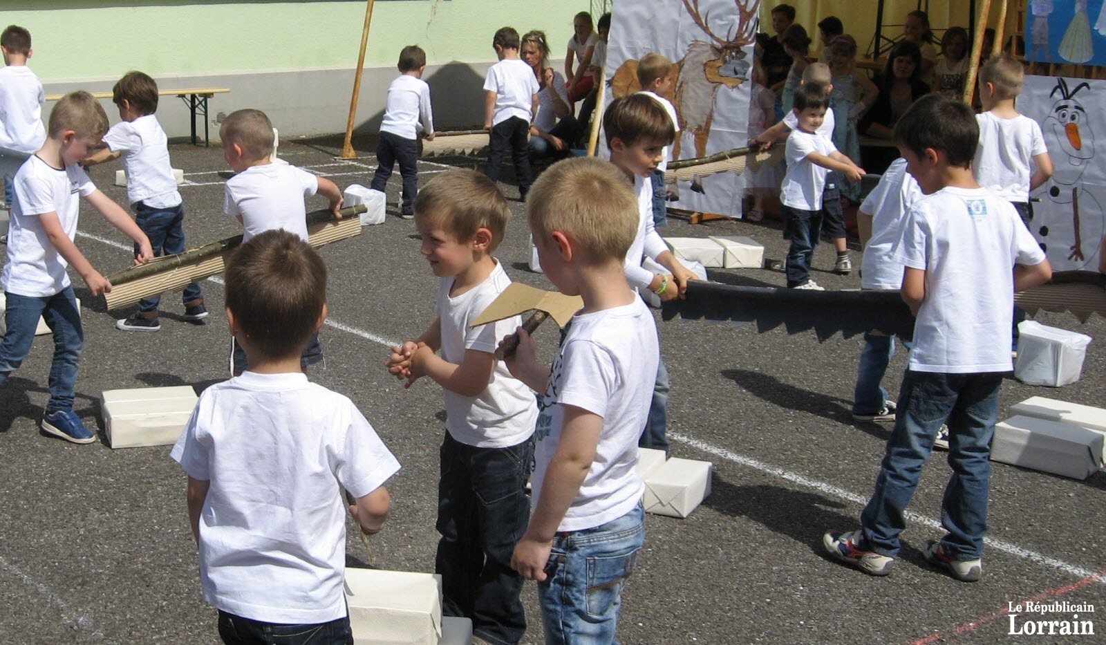 les-plus-jeunes-ont-mime-une-chanson-sous-le-soleil.jpg les-plus-jeunes-ont-mime-une-chanson-sous-le-soleil.jpg