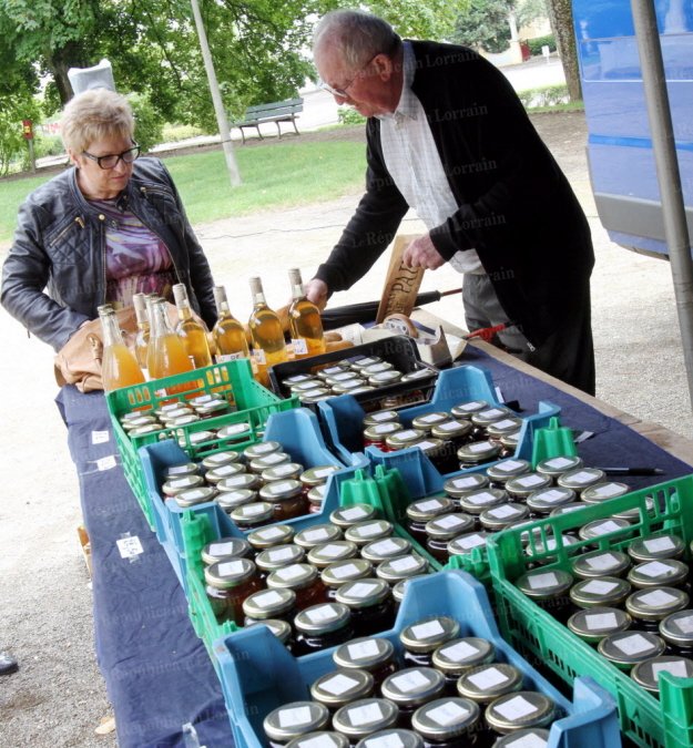 arrive-avec-36-bouteilles-de-jus-de-pomme-fait-maison-le-saint-martinois-bernard-brahy-a-presque-tout-vendu-avec-des-confitures.jpg