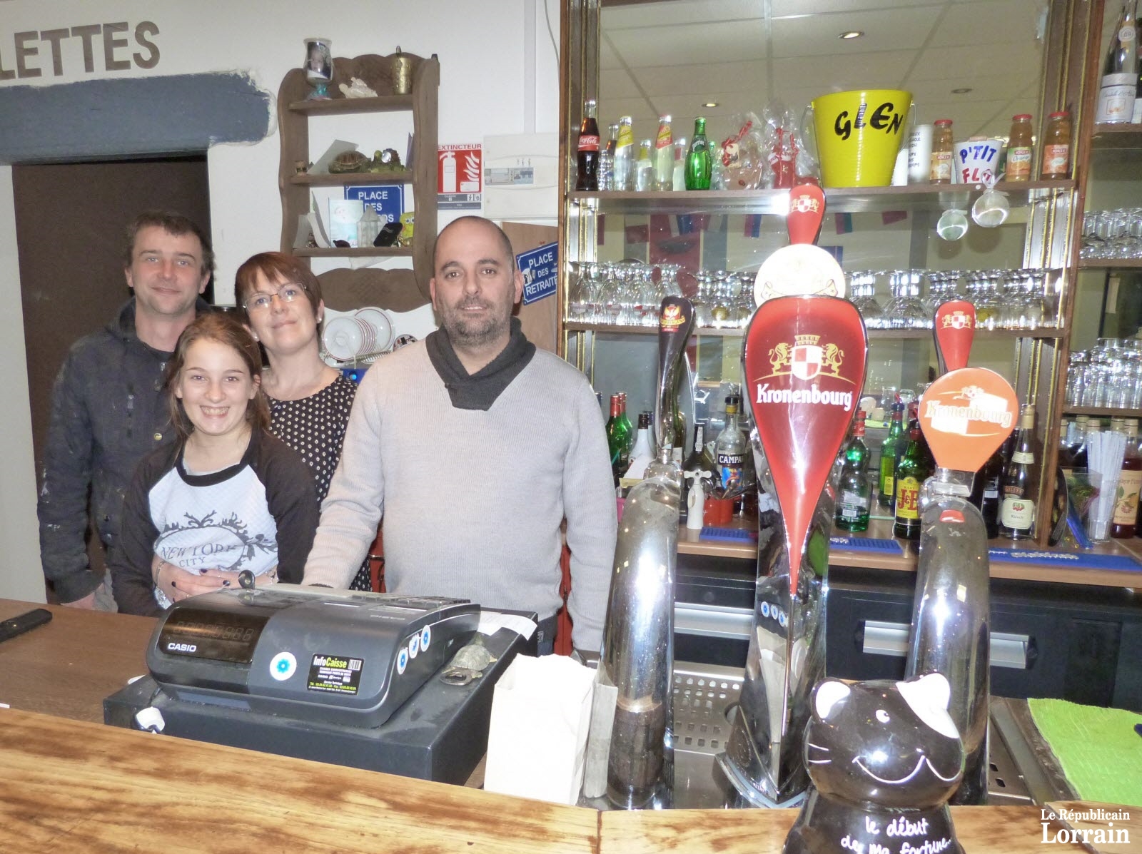 au-snack-bar-la-fricadelle-si-on-garde-le-sourire-ce-n-est-pas-sans-prendre-en-compte-les-difficultes-intrinseques-a-ce-type-d-activite-en-milieu-rural-photo-rl-1454175786.jpg au-snack-bar-la-fricadelle-si-on-garde-le-sourire-ce-n-est-pas-sans-prendre-en-compte-les-difficultes-intrinseques-a-ce-type-d-activite-en-milieu-rural-photo-rl-1454175786.jpg
