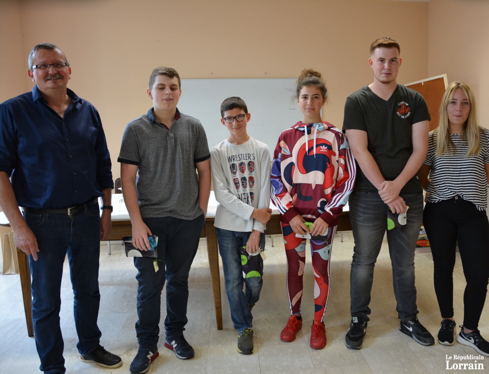 chaque-laureat-a-recu-une-cle-usb-bien-utile-dans-le-cursus-scolaire-photo-rl-1504715049.jpg chaque-laureat-a-recu-une-cle-usb-bien-utile-dans-le-cursus-scolaire-photo-rl-1504715049.jpg