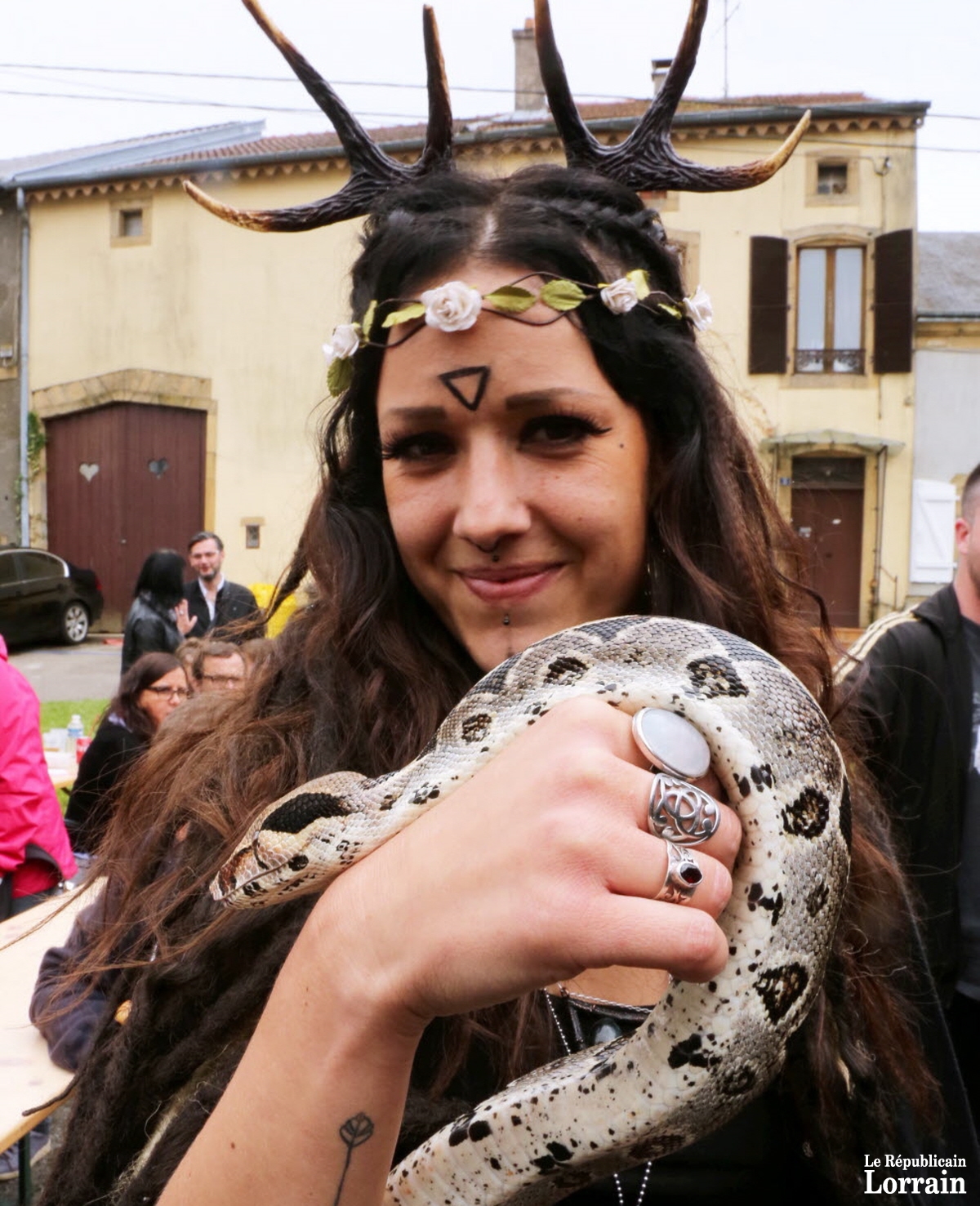 comme-chaque-annee-la-sorciere-au-serpent-est-allee-a-la-rencontre-des-visiteurs-pas-vraiment-rassures-face-au-boa-1467563450.jpg comme-chaque-annee-la-sorciere-au-serpent-est-allee-a-la-rencontre-des-visiteurs-pas-vraiment-rassures-face-au-boa-1467563450.jpg