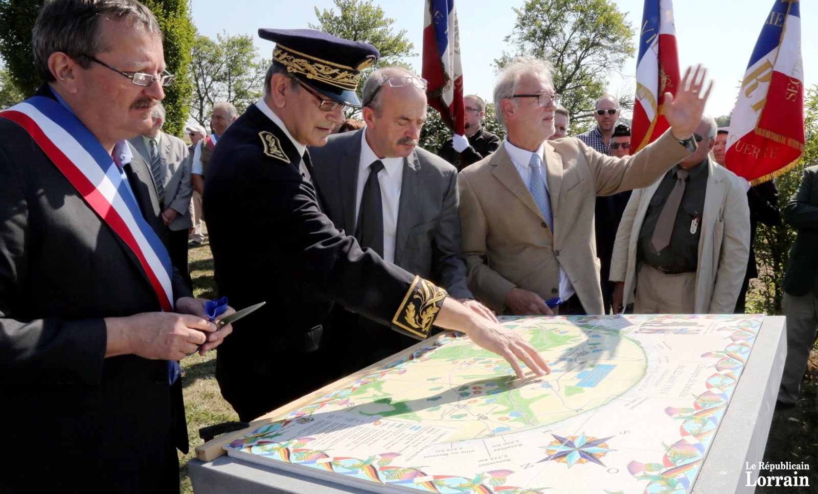 des-son-installation-provisoire-la-table-d-orientation-a-suscite-la-curiosite-photos-rene-bych.jpg