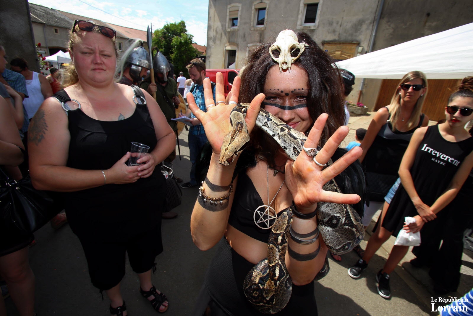 difficile-d-echapper-aux-charmes-de-nadege-la-sorciere-et-de-charlotte-son-boa-constrictor-photo-samuel-moreau.jpg