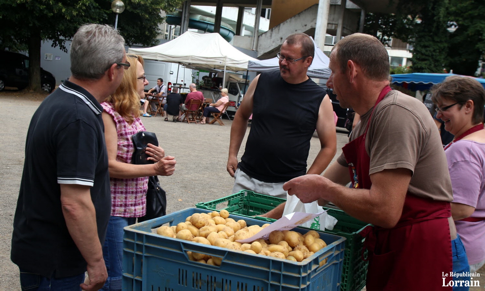 fideles-depuis-le-debut-au-marche-du-terroir-de-longwy-bas-jean-et-murielle-schmitt-vendent-des-legumes-et-des-oeufs-made-in-fillieres-photos-samuel-moreau.jpg fideles-depuis-le-debut-au-marche-du-terroir-de-longwy-bas-jean-et-murielle-schmitt-vendent-des-legumes-et-des-oeufs-made-in-fillieres-photos-samuel-moreau.jpg