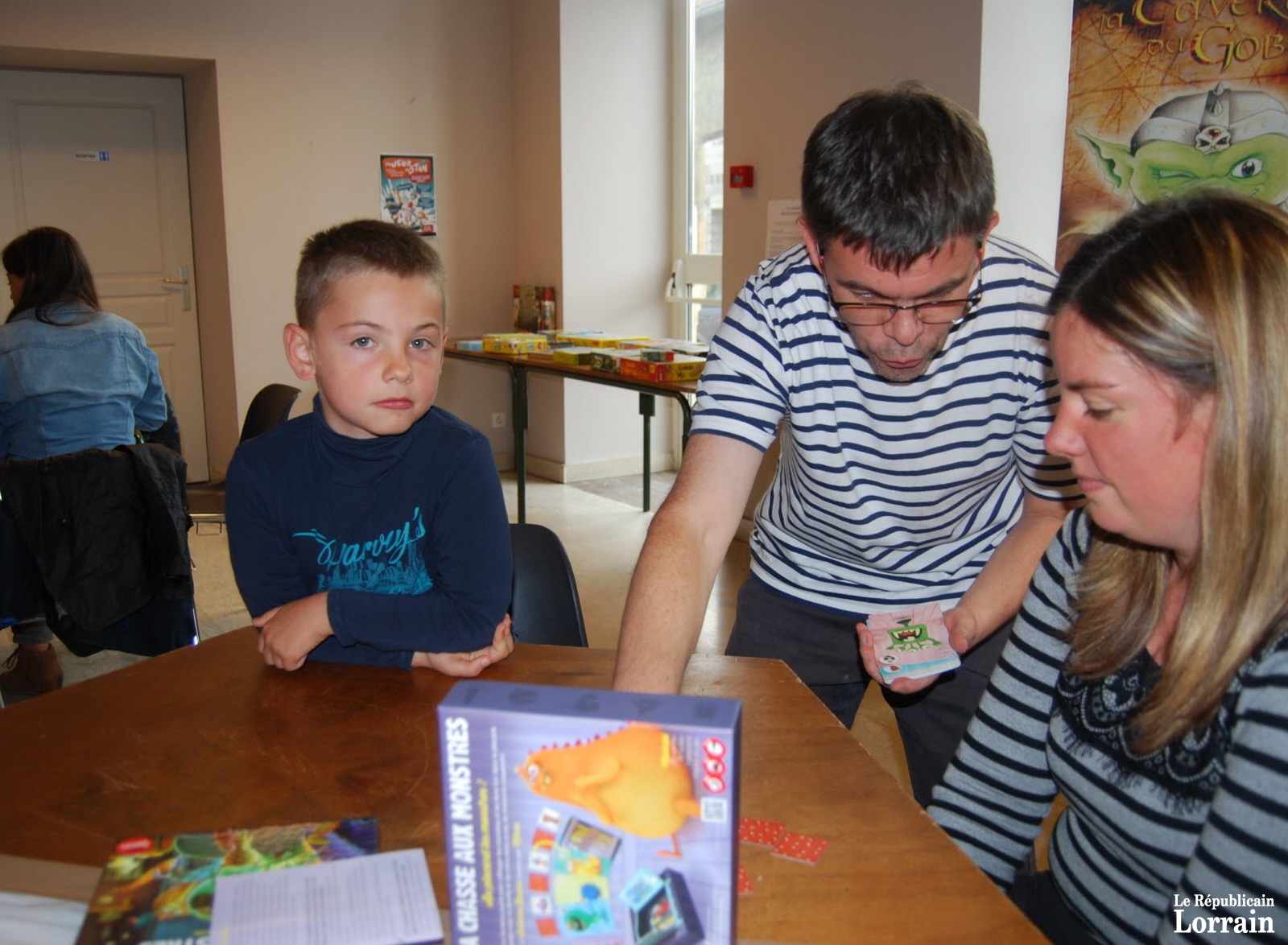 herve-passe-de-table-en-table-afin-d-expliquer-les-regles-des-jeux-valerie-et-son-fils-luca-ont-choisi-la-chasse-aux-monstres-tout-un-programme-photo-rl-1476979880.jpg herve-passe-de-table-en-table-afin-d-expliquer-les-regles-des-jeux-valerie-et-son-fils-luca-ont-choisi-la-chasse-aux-monstres-tout-un-programme-photo-rl-1476979880.jpg