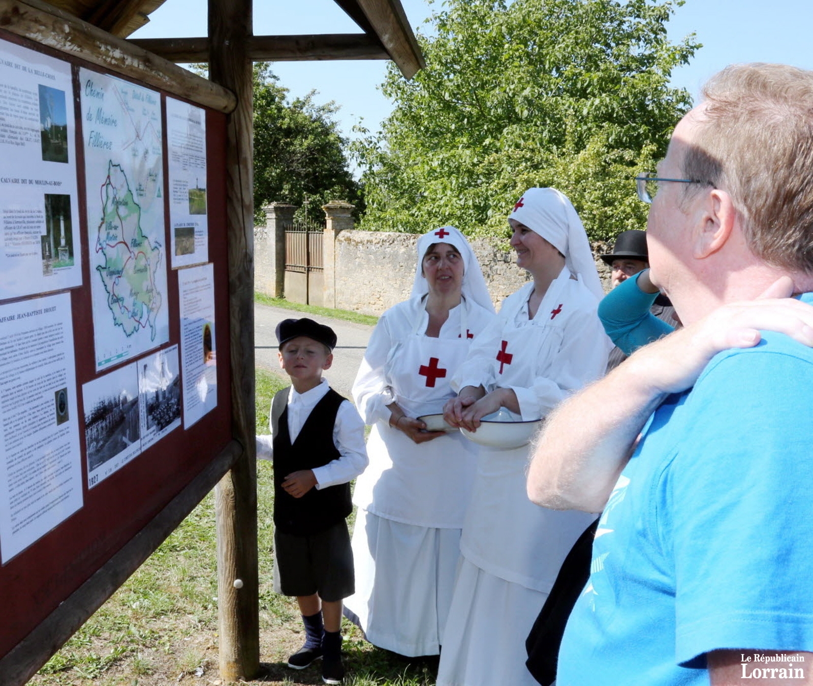 la-ceremonie-s-est-achevee-a-l-autre-bout-du-village-devant-le-panneau-de-l-apaco-dedie-au-chemin-de-memoire.jpg