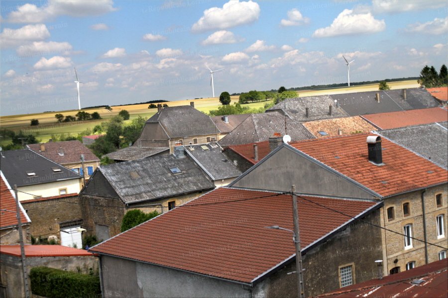 le-maire-de-fillieres-explique-que-les-deux-eoliennes-peuvent-rapporter-jusqu-a-26-000-par-an-photo-etienne-jaminet.jpg le-maire-de-fillieres-explique-que-les-deux-eoliennes-peuvent-rapporter-jusqu-a-26-000-par-an-photo-etienne-jaminet.jpg
