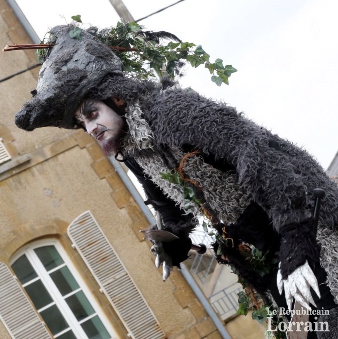 les-echassiers-ont-contribue-a-la-drole-d-ambiance-qui-regnait-dans-le-village-1467563450.jpg les-echassiers-ont-contribue-a-la-drole-d-ambiance-qui-regnait-dans-le-village-1467563450.jpg