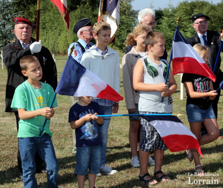 les-porte-drapeaux-des-associations-patriotiques-n-ont-pas-ete-les-seuls-a-officier.jpg les-porte-drapeaux-des-associations-patriotiques-n-ont-pas-ete-les-seuls-a-officier.jpg
