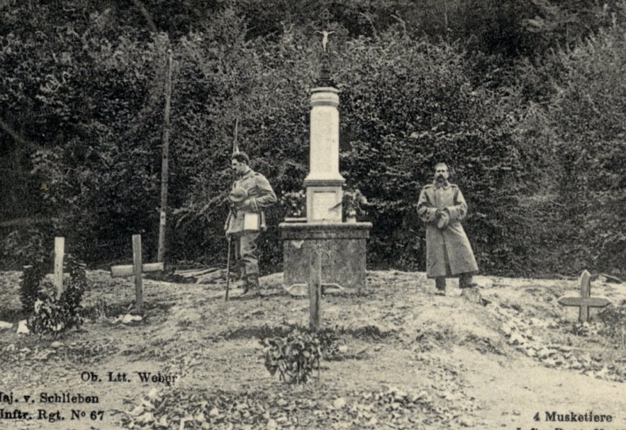 les-soldats-de-l-armee-imperiale-enterrent-leurs-morts-dans-la-dignite-a-quelques-metres-du-champ-de-bataille-photo-collection-particuliere.jpg