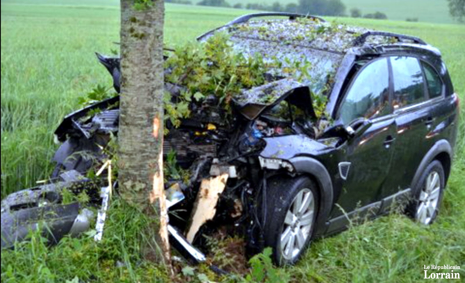 samedi-soir-sur-la-rd-952-a-fillieres-un-vehicule-a-percute-un-arbre-photo-dr-regis-eustachi-1465147955.jpg