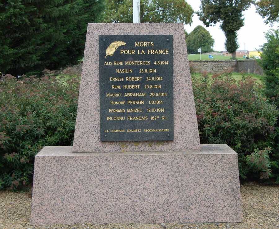 un-monument-a-ete-erige-au-cimetiere-de-la-route-de-crusnes-en-memoire-des-huit-soldats-restes-dans-leur-tombe-d-origine-photo-rl.jpg