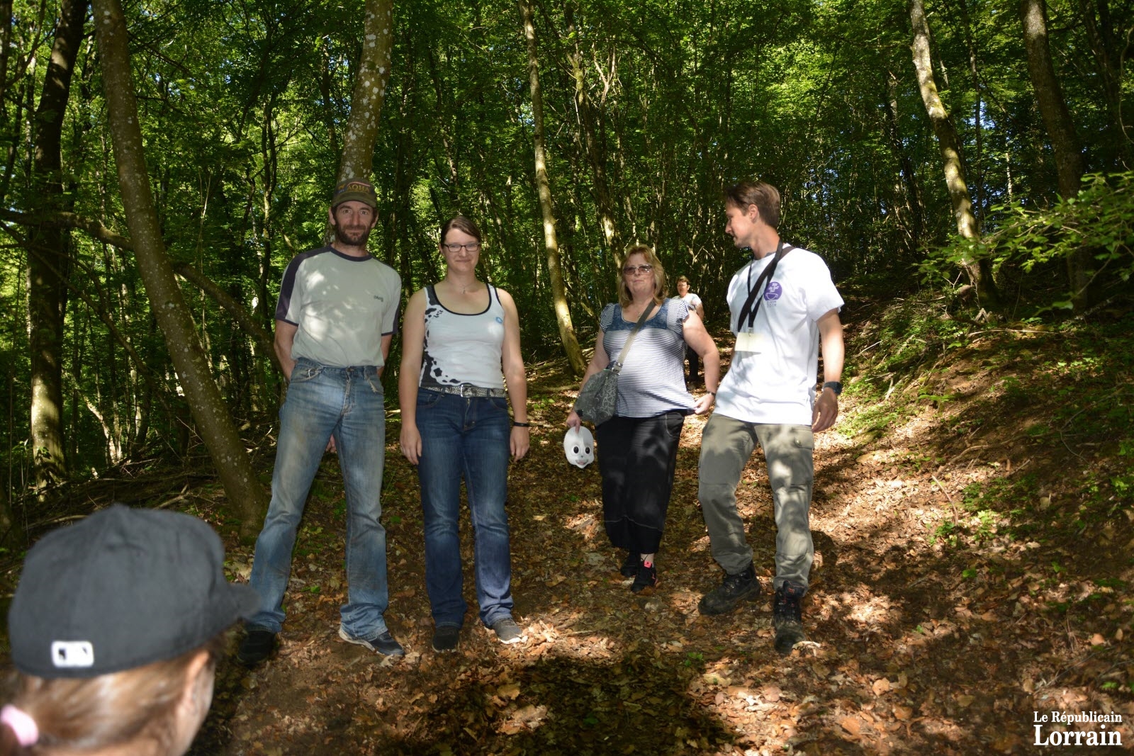 une-promenade-en-foret-avec-un-guide-arnaud-qui-connait-les-plantes-et-les-arbres-sur-le-bout-des-doigts-sa-profession-garde-forestier-photo-rl-1559738581.jpg une-promenade-en-foret-avec-un-guide-arnaud-qui-connait-les-plantes-et-les-arbres-sur-le-bout-des-doigts-sa-profession-garde-forestier-photo-rl-1559738581.jpg