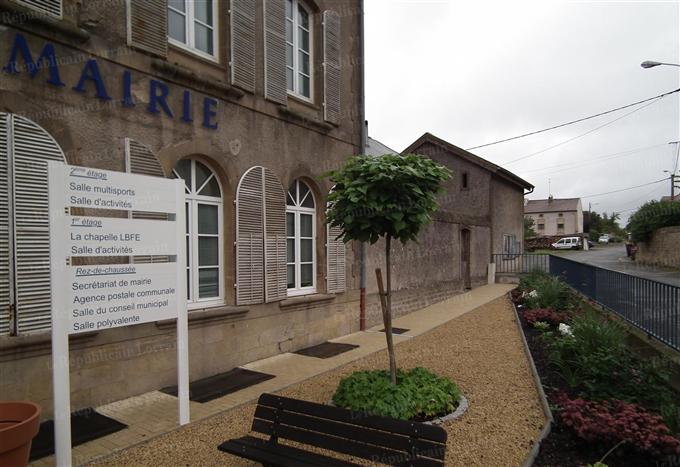 la-mairie-de-fillieres-encore-plus-accueillante-suite-a-l-amenagement-paysager-photo-rl.jpg